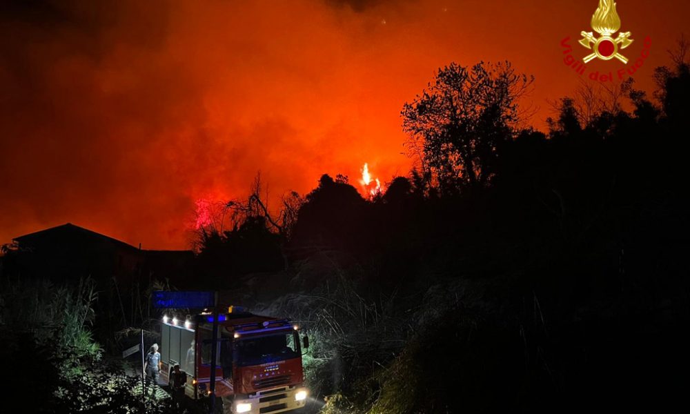 Incendio in Versilia, vento rinforza fiamme: altre famiglie evacuate