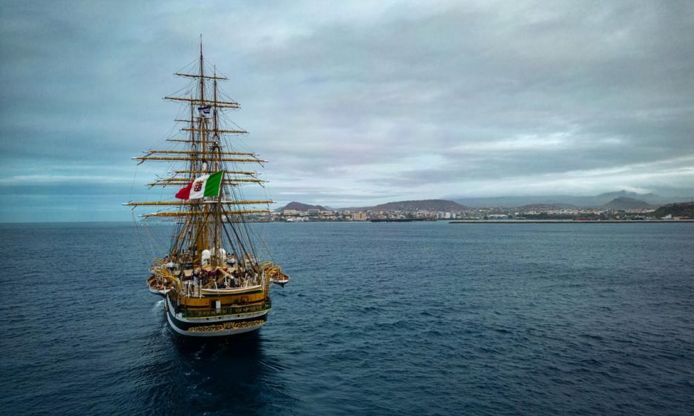 Cile, l’Amerigo Vespucci lascia Valparaíso e prosegue tour mondiale