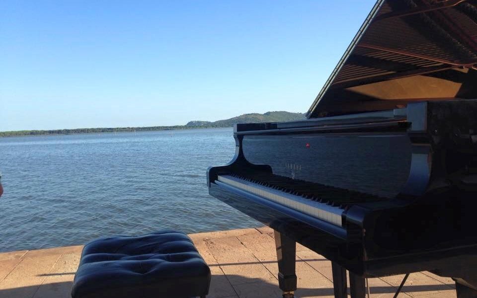 Il pianoforte che suona ovunque: torna l’Orbetello Piano Festival