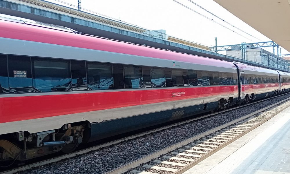 Alta velocità Milano-Bologna rallentata: ritardi fino a 60 minuti per persone sui binari