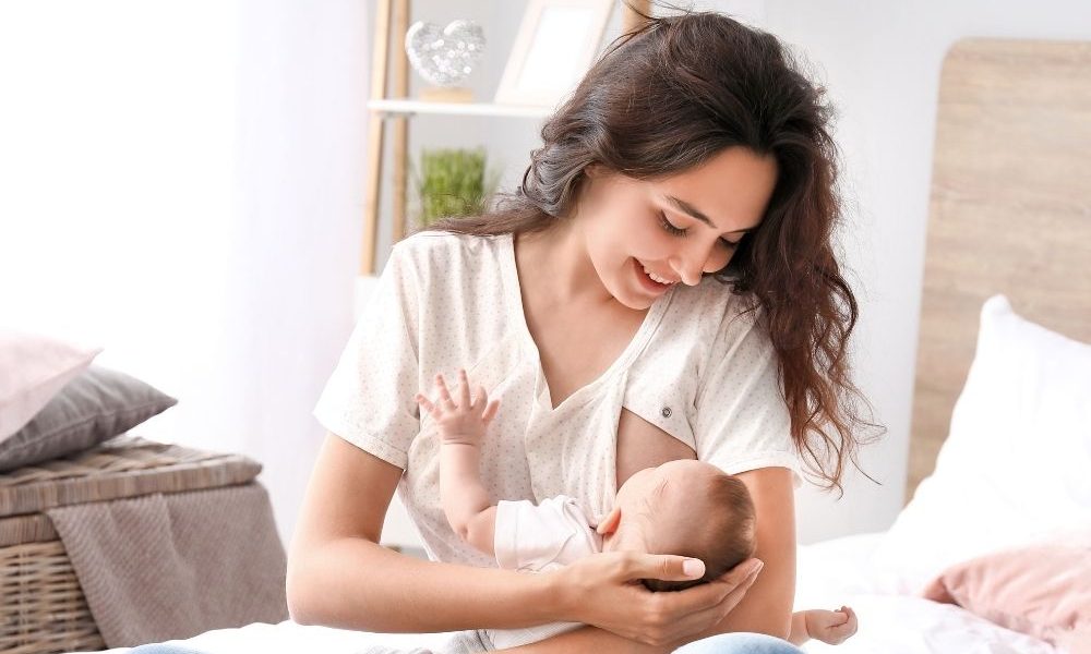 Latte vaccino durante allattamento riduce rischio allergie alimentari nei bimbi