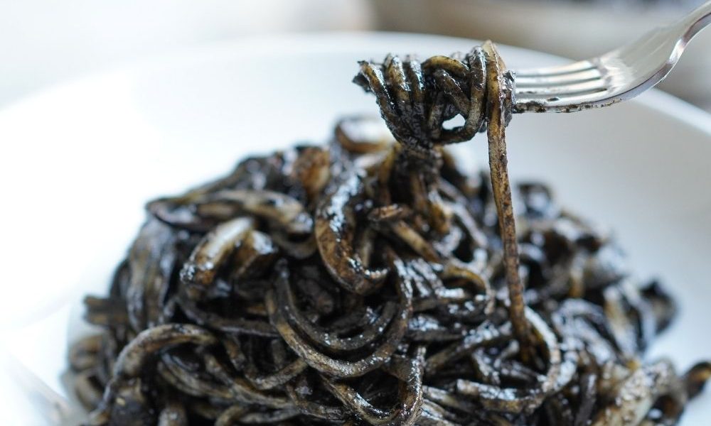 Nero di seppia: da autodifesa dei cefalopodi alla cucina, gusto e proprietà