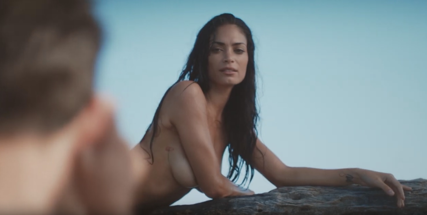 Ethan James Green rivela la bellezza autentica nel Calendario Pirelli 2025 VIDEO