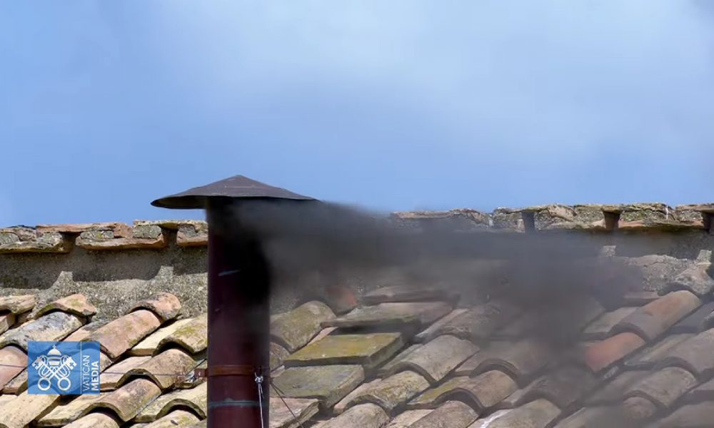Conclave, oggi quattro votazioni: prime due FUMATA NERA