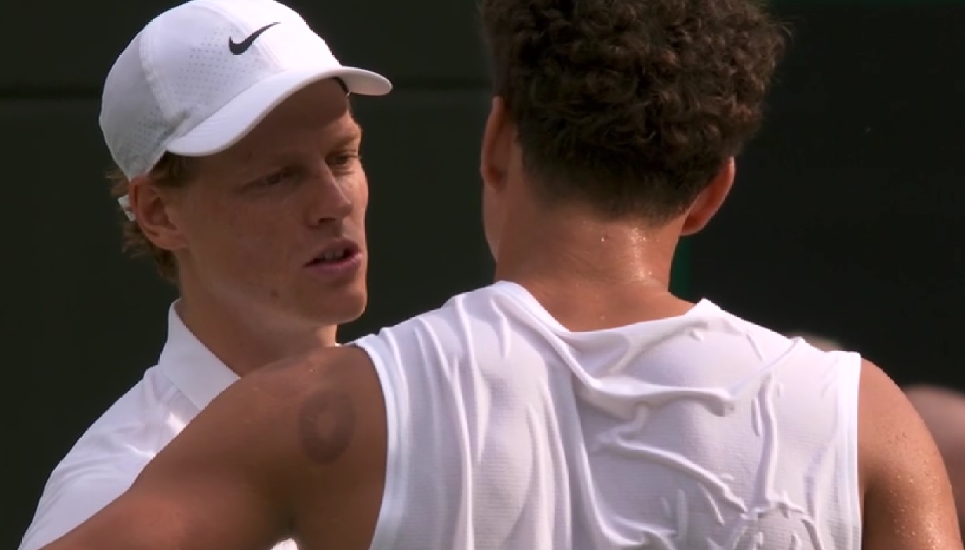 Sinner vola in semifinale a Wimbledon: battuto Shelton in tre set