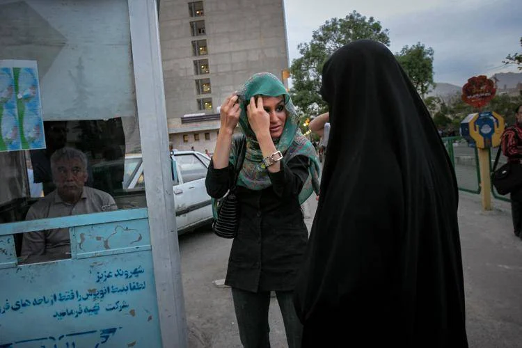 Donne alla maratona senza velo in Iran: accuse di indecenza agli organizzatori