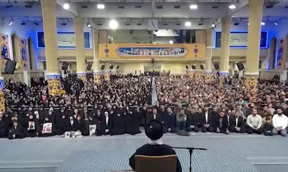Khamenei fears a fate similar to Maduro, Iran expert explains current risks