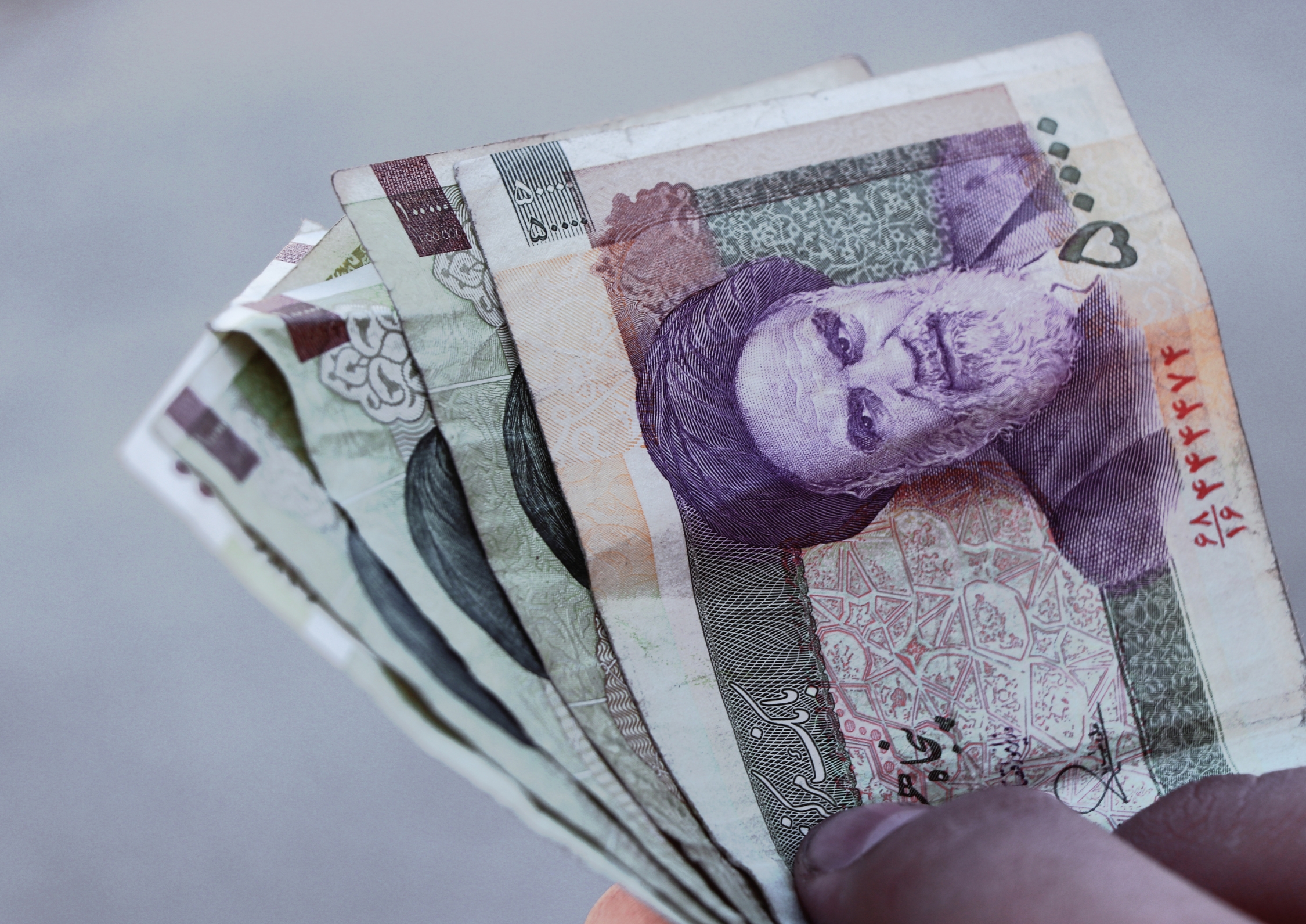 Iran, il rial crolla a un nuovo minimo storico: 2 milioni per un dollaro