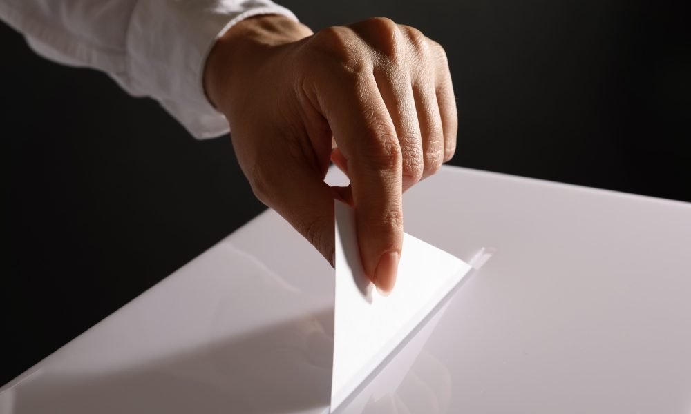 Sondaggio Emg, centrodestra al 44% e centrosinistra al 43,1%