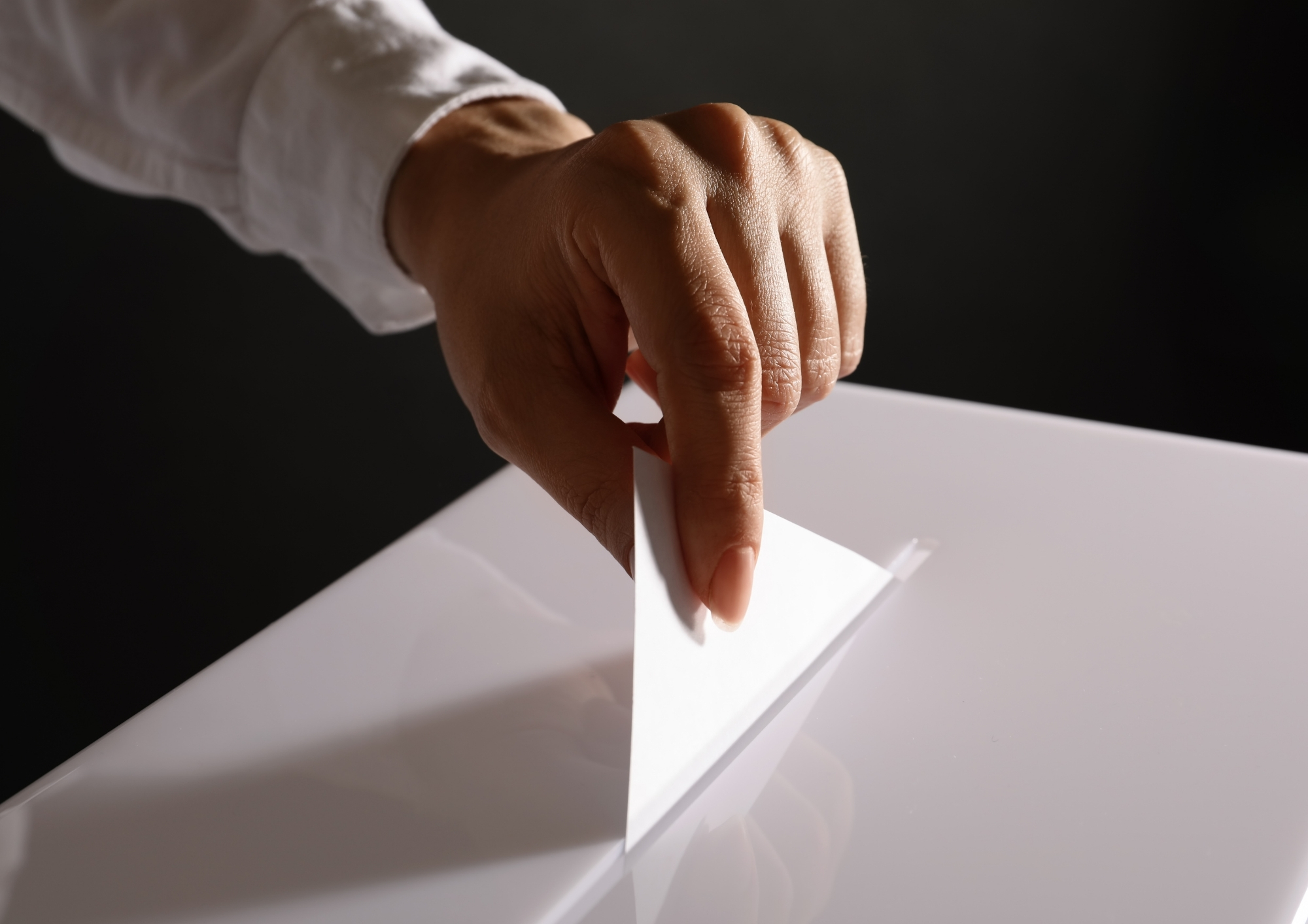 Sondaggio Emg, centrodestra al 44% e centrosinistra al 43,1%